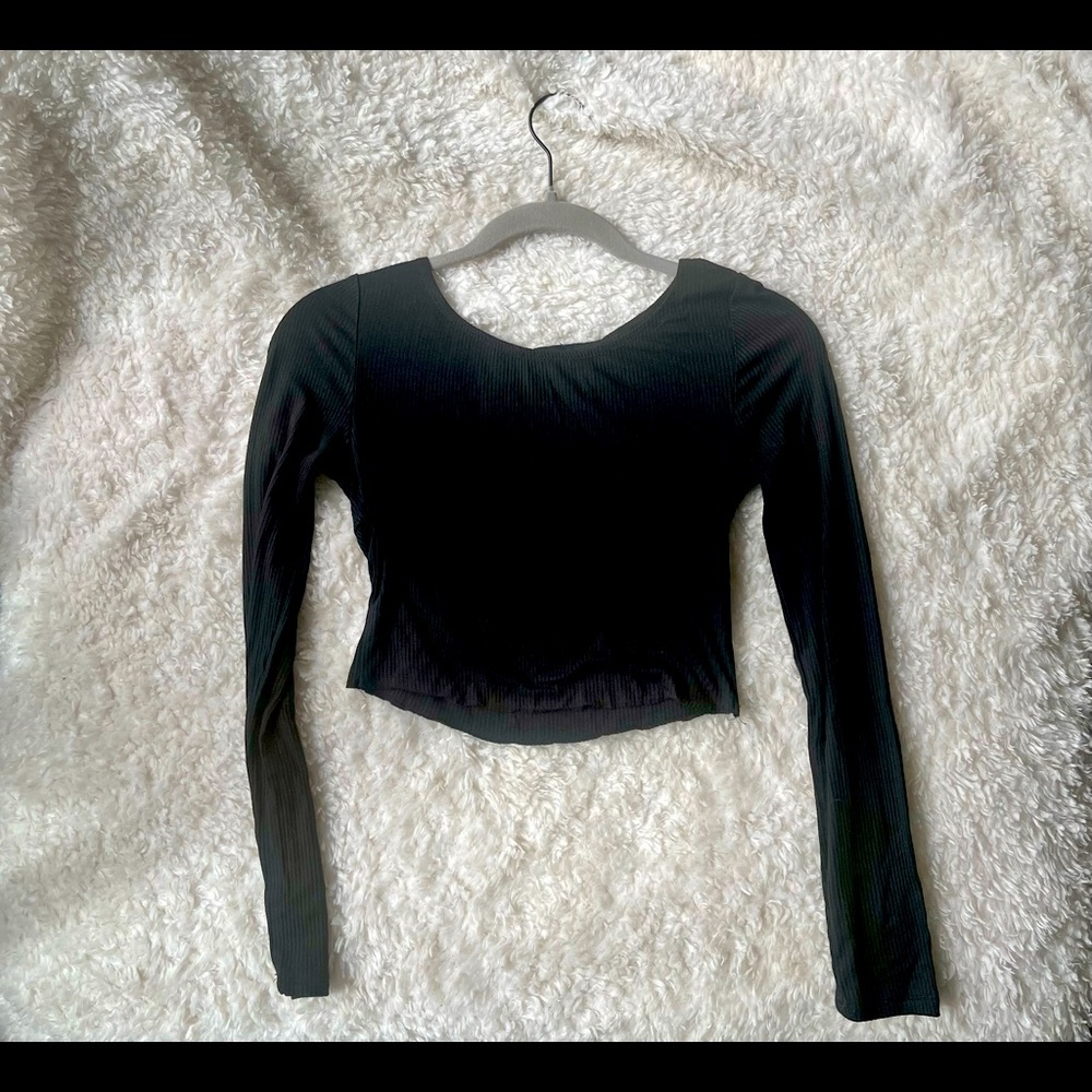 Black long sleeve cropped open back shirt